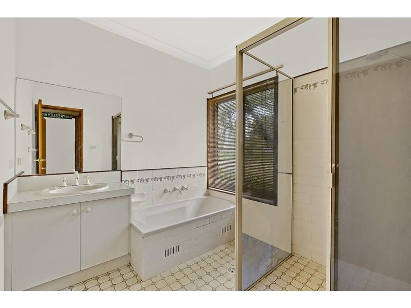 11 Crestwood Road, Jilliby NSW 2259