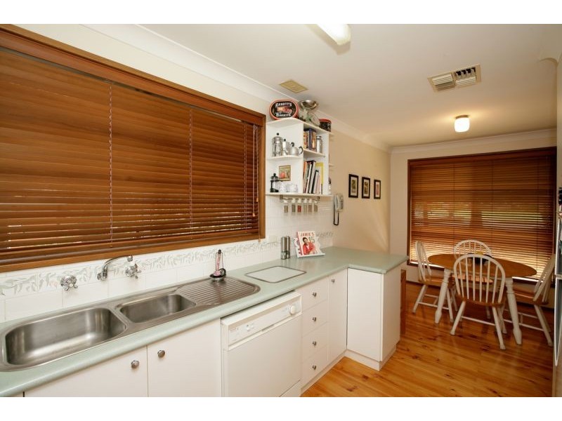 9 Merinda Crescent, Kooringal NSW 2650