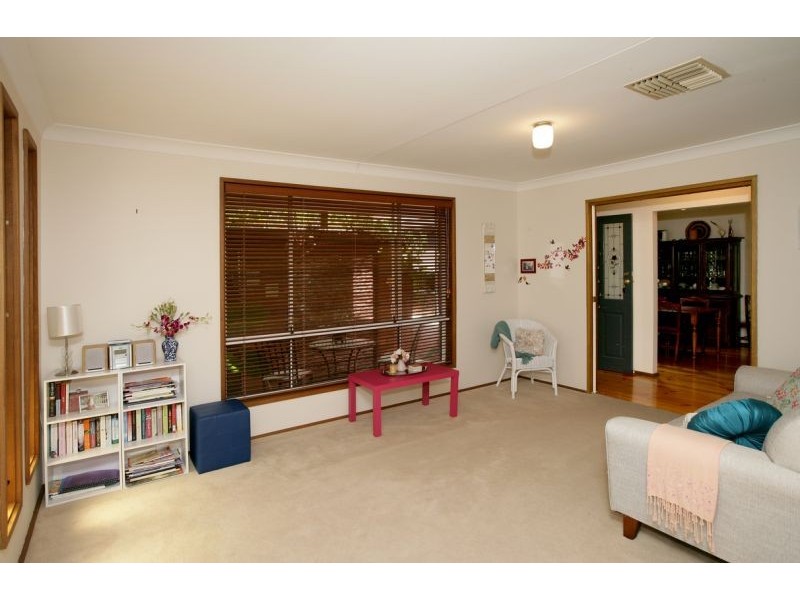 9 Merinda Crescent, Kooringal NSW 2650