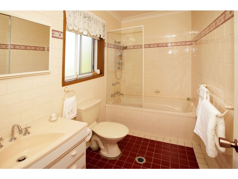 9 Merinda Crescent, Kooringal NSW 2650