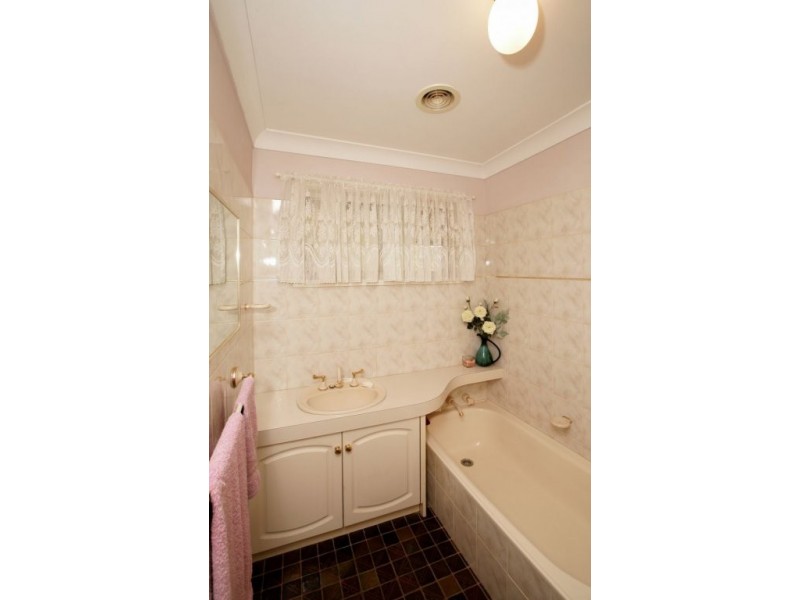 8 Mccoullough Drive, Tolland NSW 2650