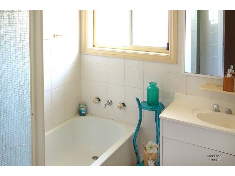 18 Balleroo Crescent, Glenfield Park NSW 2650