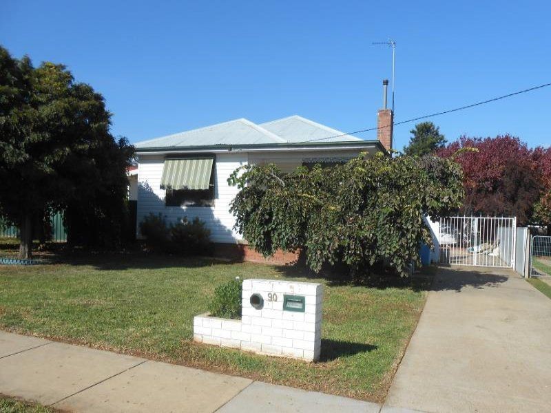 90 Bolger Avenue, Wagga Wagga NSW 2650