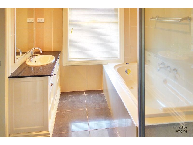 1/12 Lampe Avenue, Wagga Wagga NSW 2650