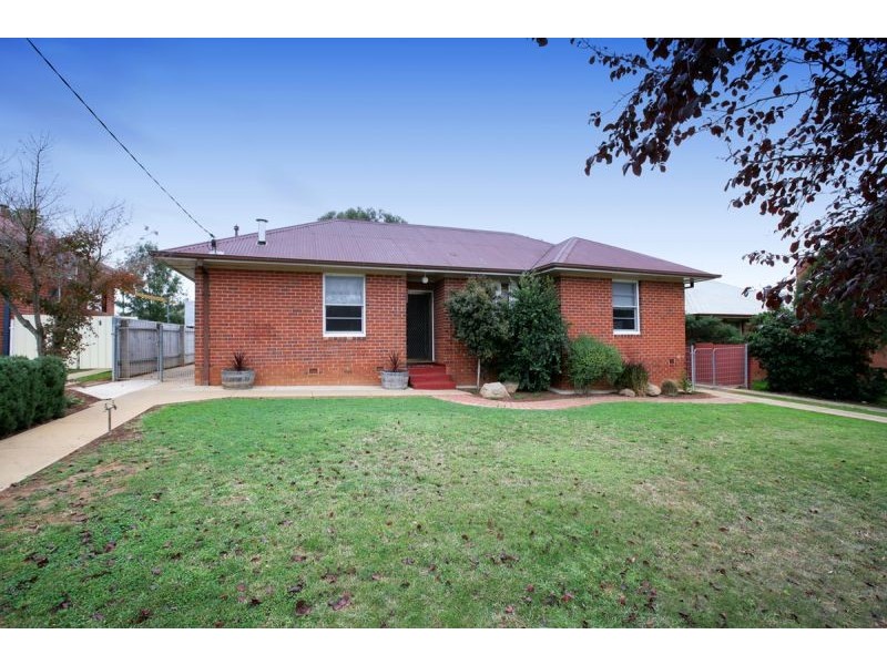 10 Bluett Crescent, Turvey Park NSW 2650