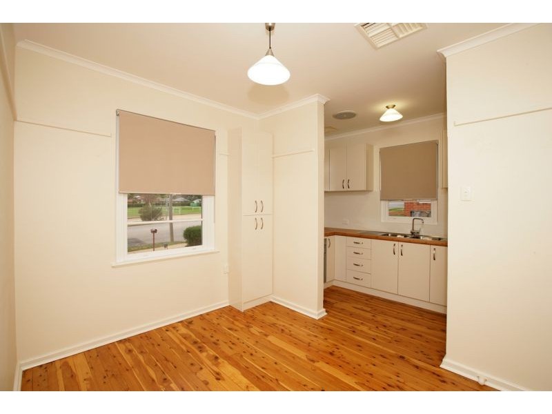 10 Bluett Crescent, Turvey Park NSW 2650