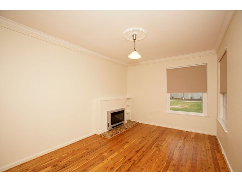 10 Bluett Crescent, Turvey Park NSW 2650