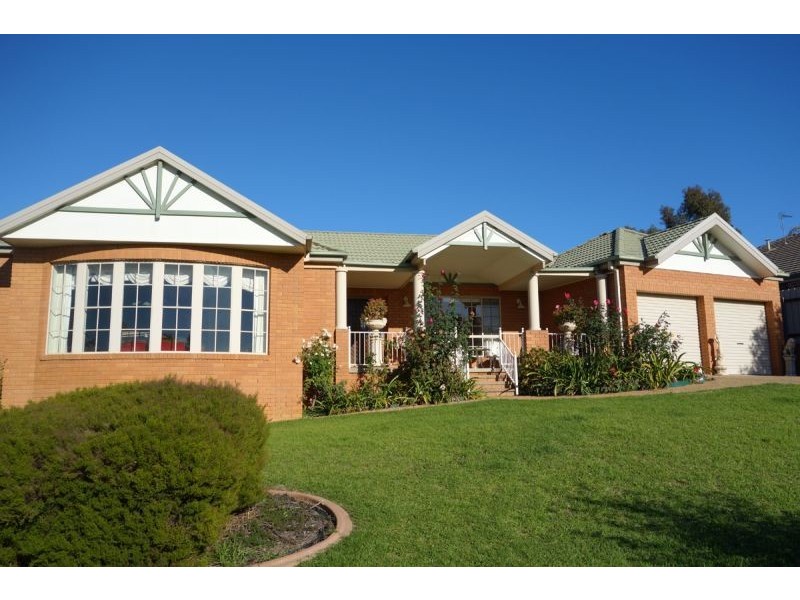 8 Roberts Way, Kooringal NSW 2650