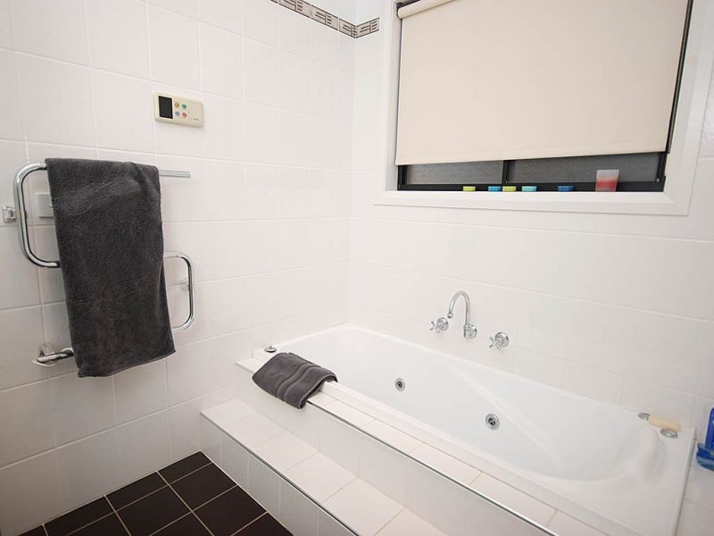 8 Headley Place, Kooringal NSW 2650