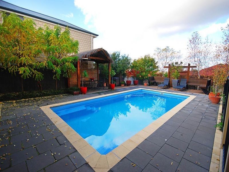 8 Headley Place, Kooringal NSW 2650