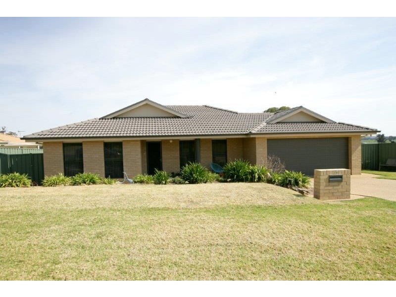 14 Melaleuca Drive, Forest Hill NSW 2651