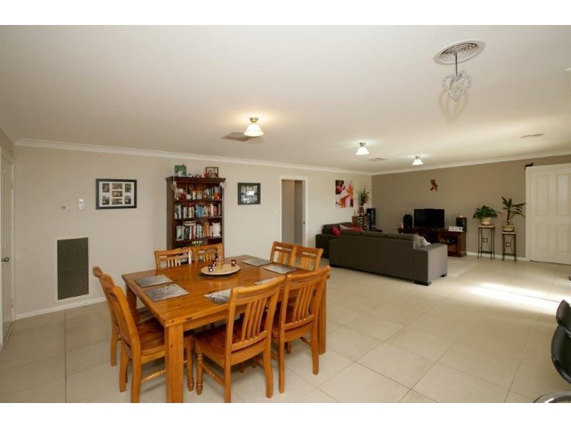 14 Melaleuca Drive, Forest Hill NSW 2651