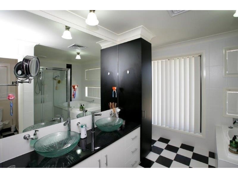 17 Atherton Crescent, Tatton NSW 2650