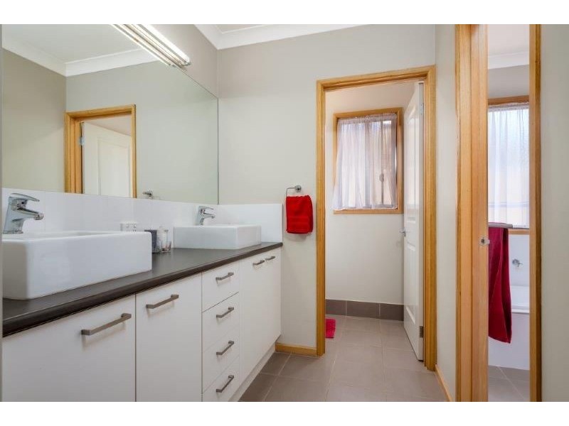 17 Marylands Way, Bourkelands, Wagga Wagga NSW 2650