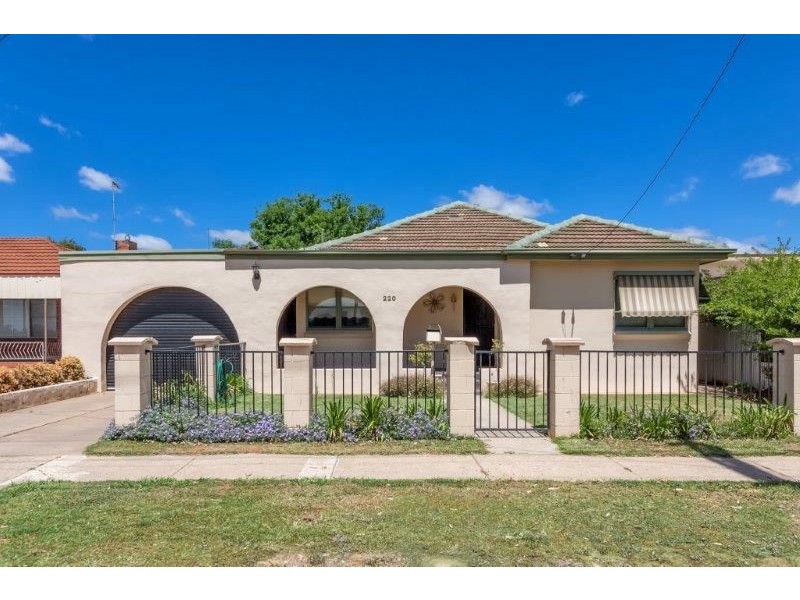 220 Kincaid Street, Wagga Wagga NSW 2650