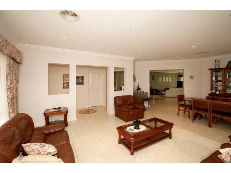 12 Allambie Way, Mount Austin NSW 2650