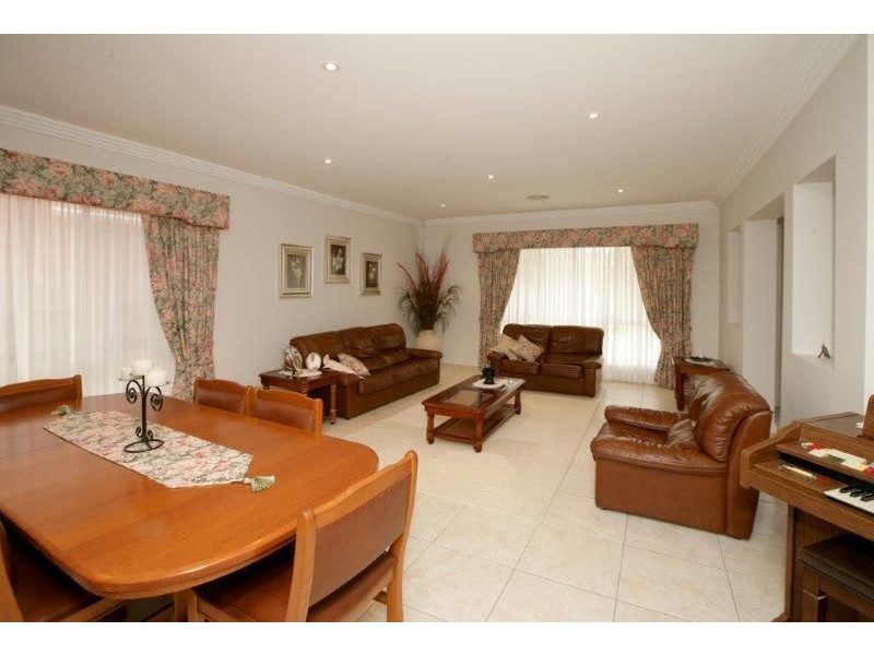 12 Allambie Way, Mount Austin NSW 2650