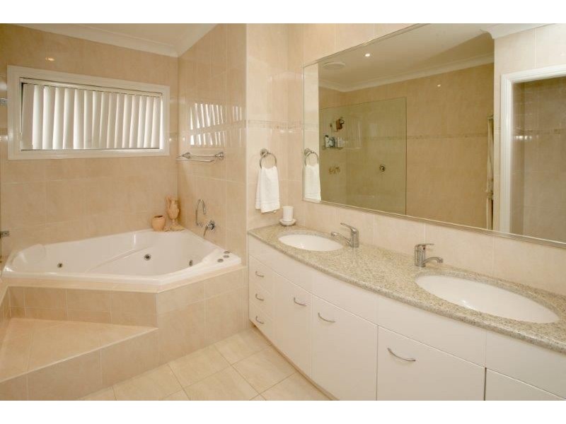 12 Allambie Way, Mount Austin NSW 2650