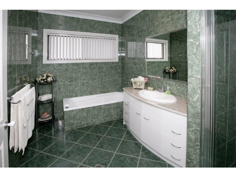 12 Allambie Way, Mount Austin NSW 2650