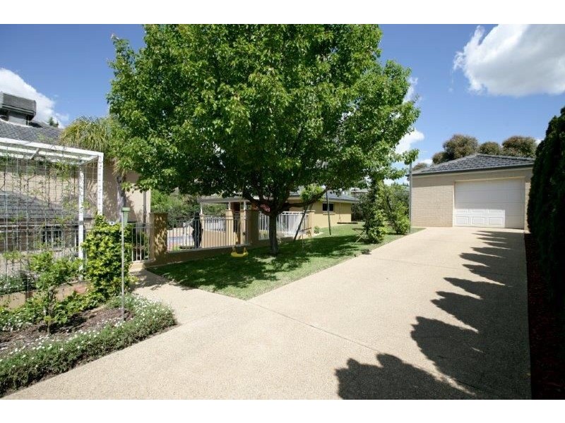 76 Lakehaven Drive, Lakehaven, Lake Albert NSW 2650