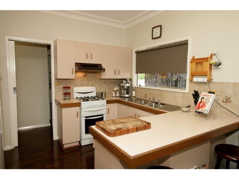 16 Cutler Avenue, Kooringal NSW 2650