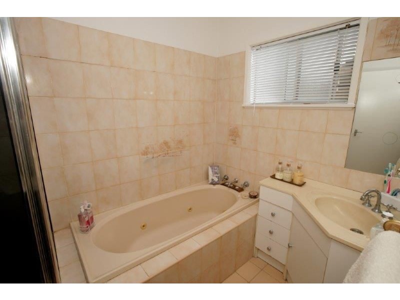 16 Cutler Avenue, Kooringal NSW 2650