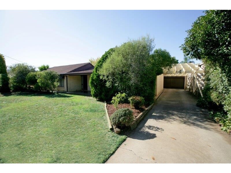 9 Avon Avenue, Lake Albert NSW 2650