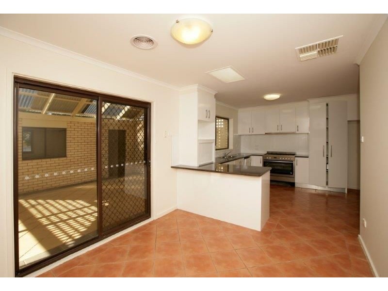 9 Avon Avenue, Lake Albert NSW 2650