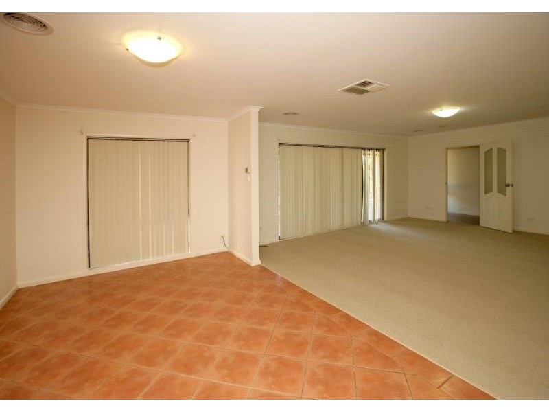 9 Avon Avenue, Lake Albert NSW 2650