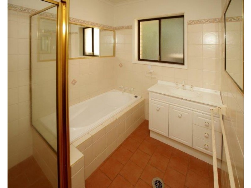 9 Avon Avenue, Lake Albert NSW 2650