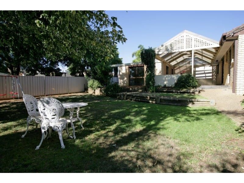 9 Avon Avenue, Lake Albert NSW 2650