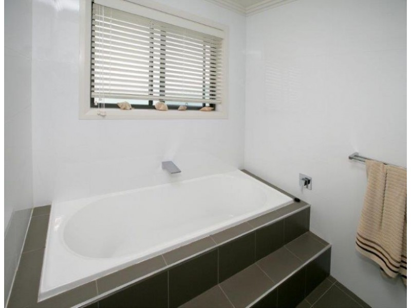 6 Kyalla Place, Bourkelands NSW 2650