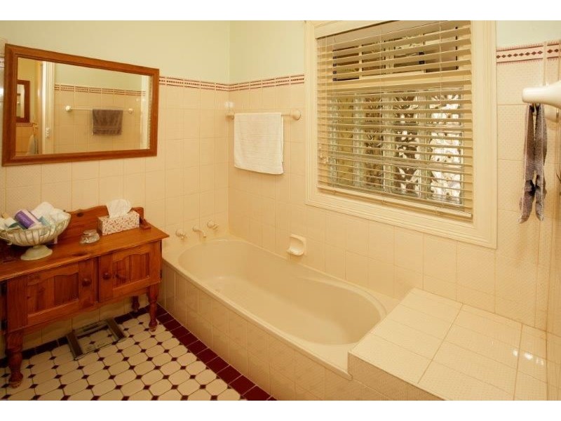 18 Sycamore Road, Lake Albert, Wagga Wagga NSW 2650