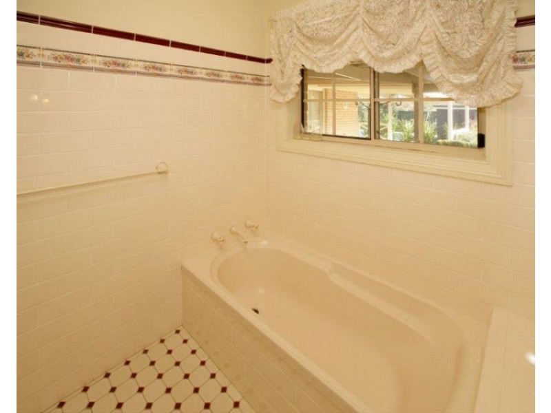 15 Sycamore Road, Lake Albert, Wagga Wagga NSW 2650