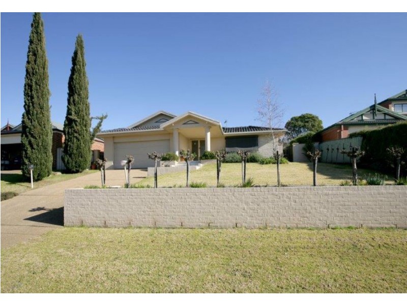16 Roberts Way, Kooringal NSW 2650