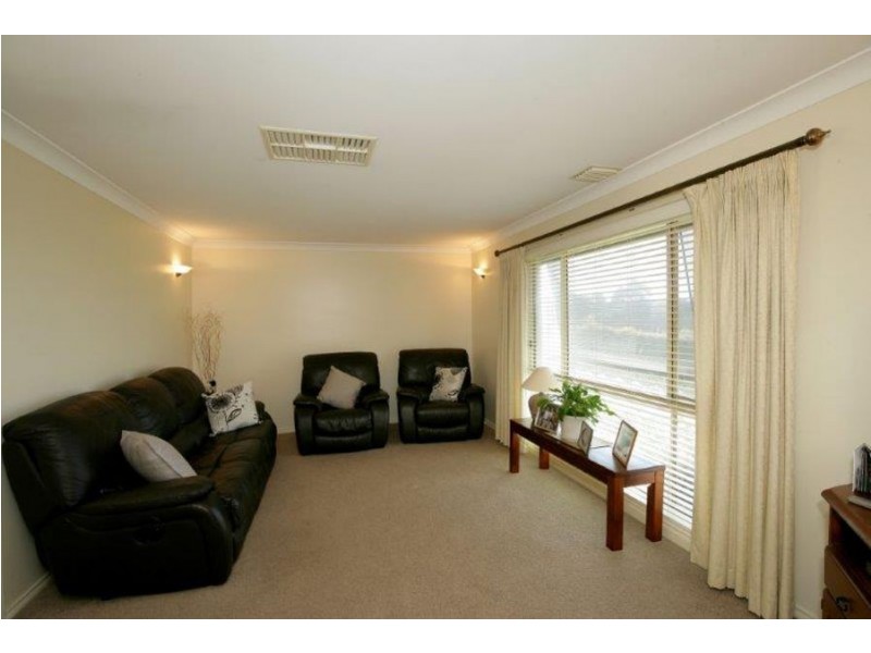 16 Roberts Way, Kooringal NSW 2650