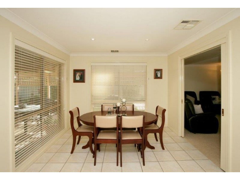 16 Roberts Way, Kooringal NSW 2650