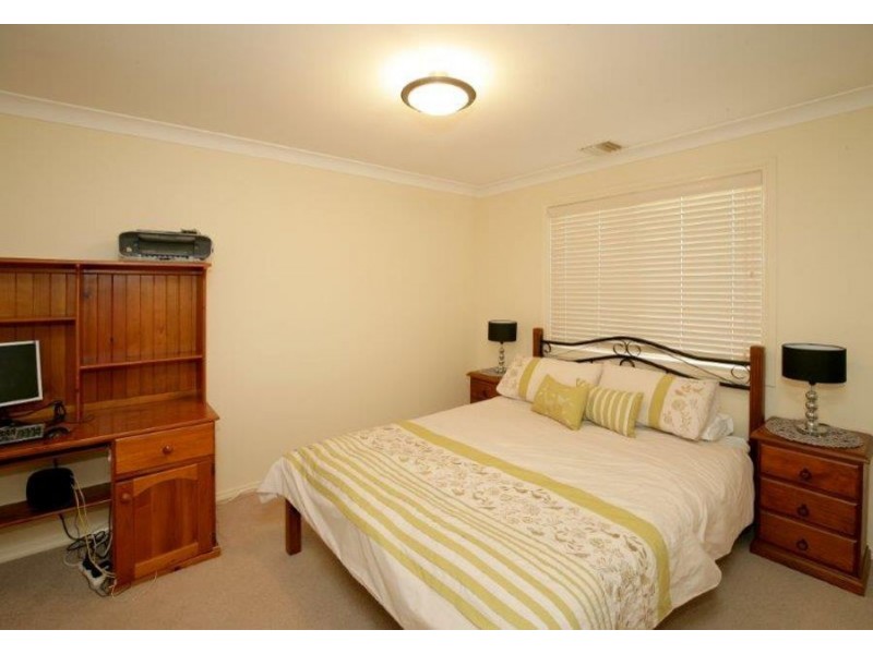 16 Roberts Way, Kooringal NSW 2650