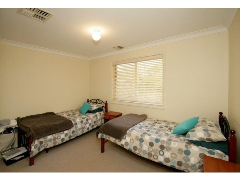 16 Roberts Way, Kooringal NSW 2650