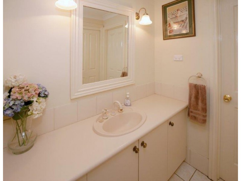 16 Roberts Way, Kooringal NSW 2650