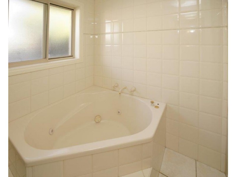 16 Roberts Way, Kooringal NSW 2650
