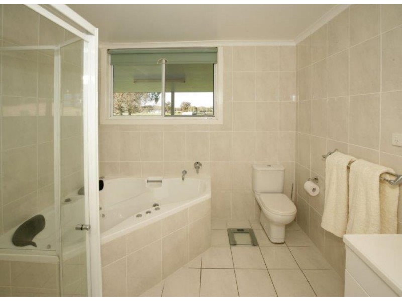 27 Gregadoo Road, Lake Albert, Wagga Wagga NSW 2650
