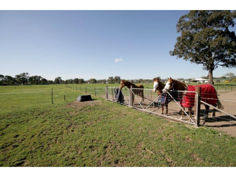 27 Gregadoo Road, Lake Albert, Wagga Wagga NSW 2650