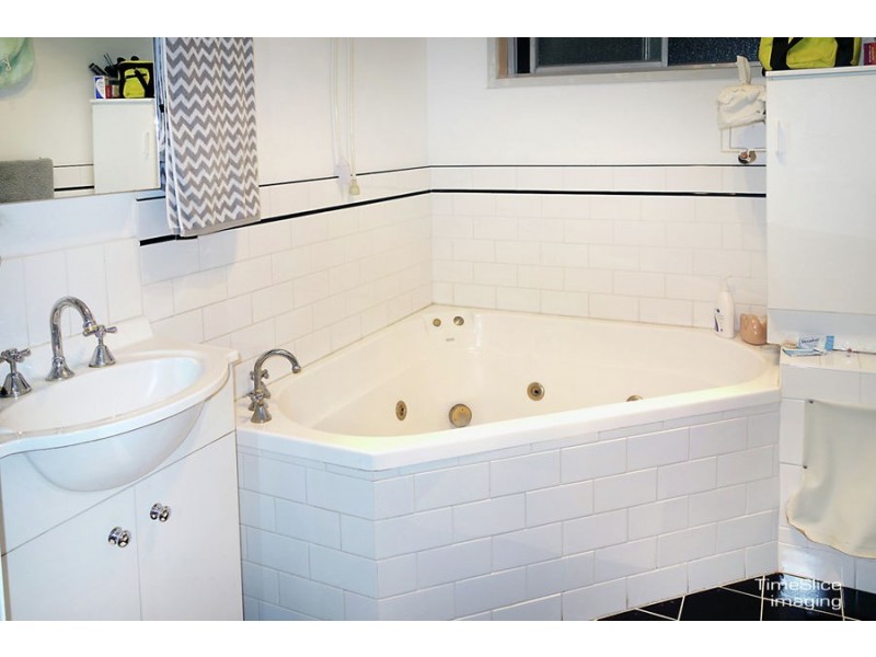 1 Nandina Avenue, Lake Albert NSW 2650