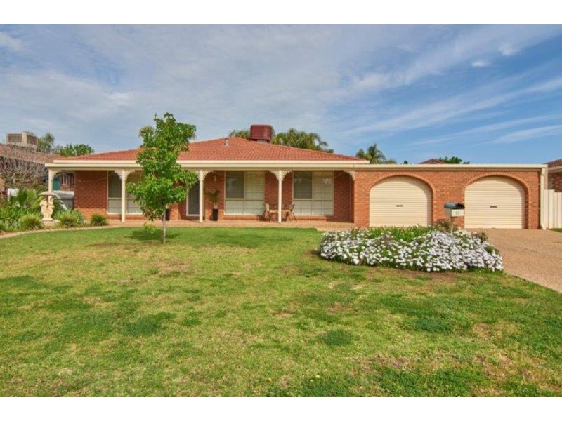 27 Overdale Drive, Bourkelands NSW 2650