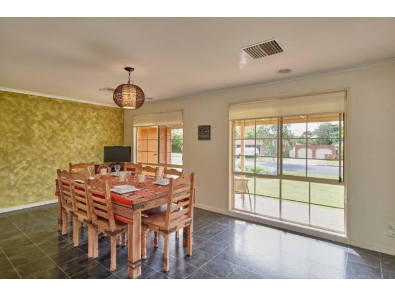 27 Overdale Drive, Bourkelands NSW 2650