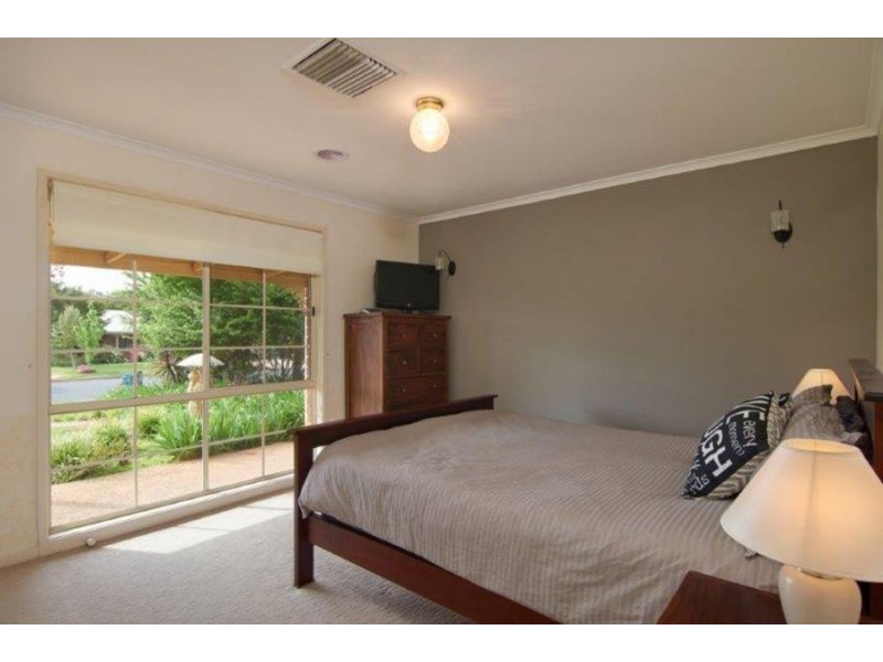 27 Overdale Drive, Bourkelands NSW 2650