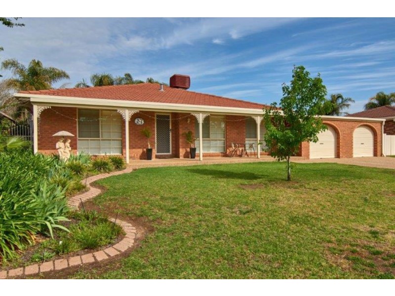 27 Overdale Drive, Bourkelands NSW 2650