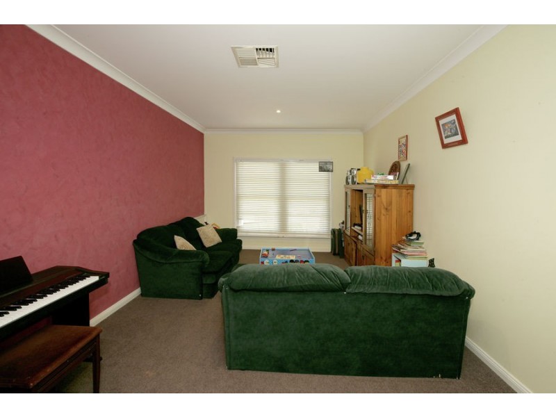 87 Meadow Street, Wagga Wagga NSW 2650