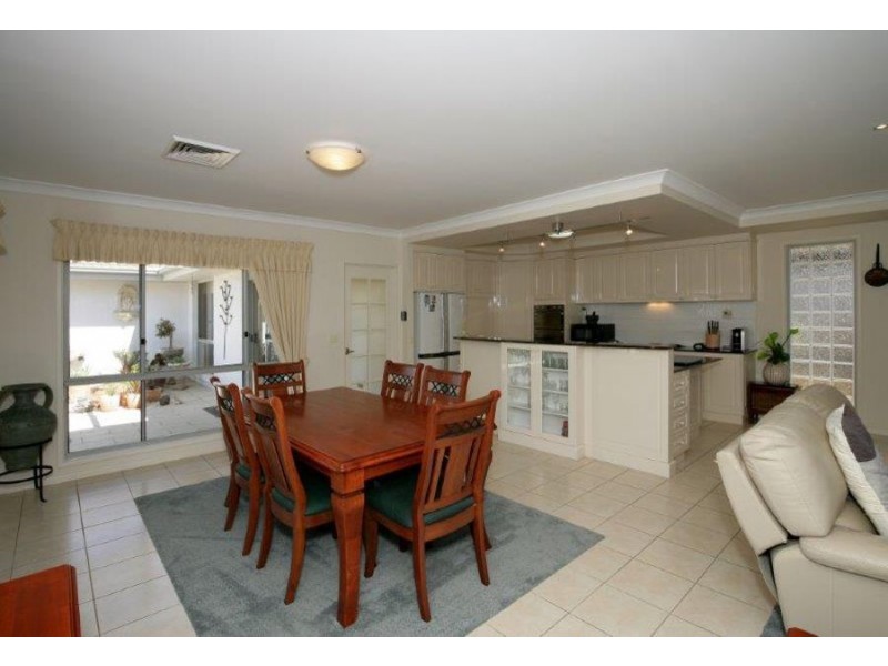 8 Dobell Place, Wagga Wagga NSW 2650